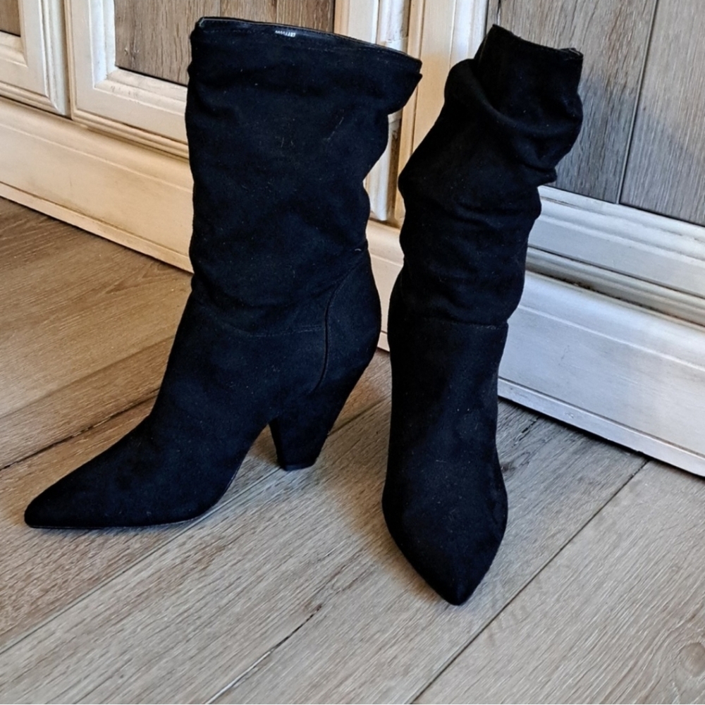 BLK FAUX SUEDE ANKLE BOOTS. SIZE 6